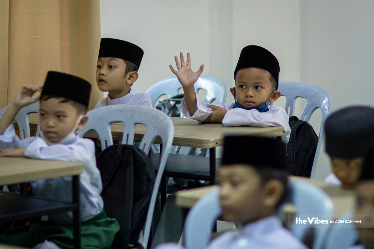 Selepas sebulan bercuti, akhirnya hari ini, pelajar-pelajar dari Kumpulan B memulakan pengajian.