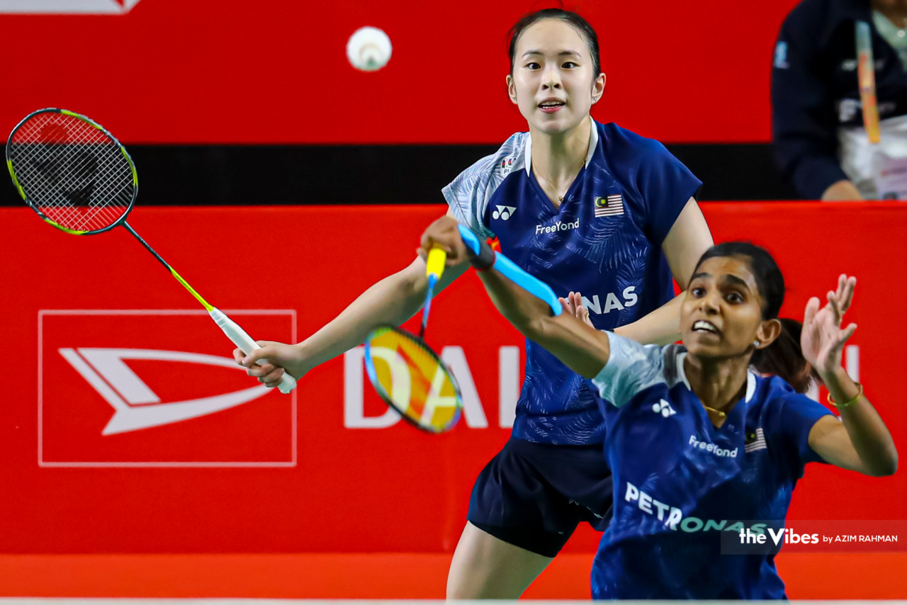 Pearly Tan- M.Thinaah membalas pukulan dari beregu wanita Bulgaria, Gabriela Stoeva dan Stefani Stoeva selepas berjaya melayak ke pusingan 16 pada Masters Malaysia 2023.