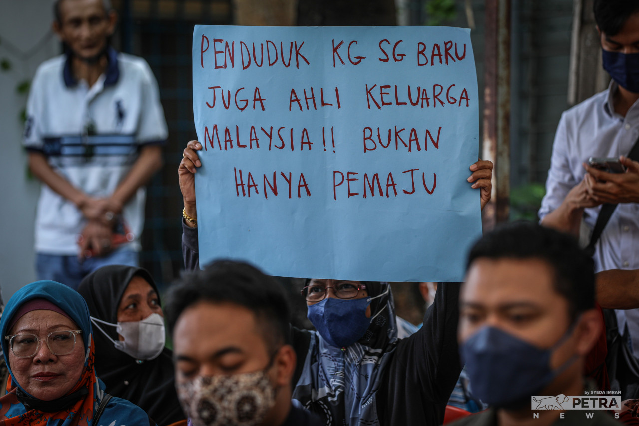 Penduduk mendakwa terdapat perbezaan pampasan sebanyak 310 peratus yang ditawarkan oleh Pejabat Tanah dan Galian, berbanding penilaian persendirian. - Gambar oleh Syeda Imran