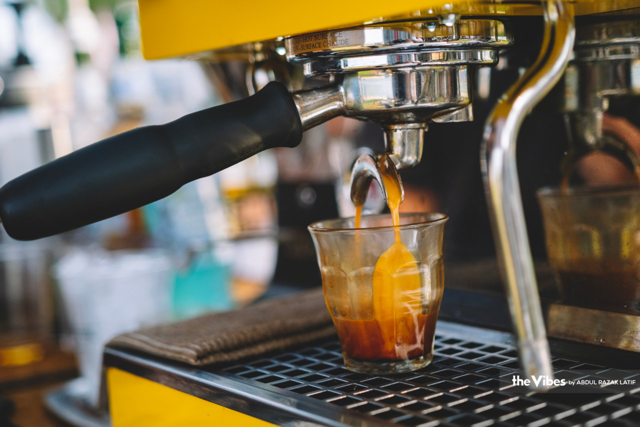 Espresso yang dihasilkan dari mesin kopi pada Festival Kopi Kemaman di Resort World Kijal, Kemaman, Terengganu