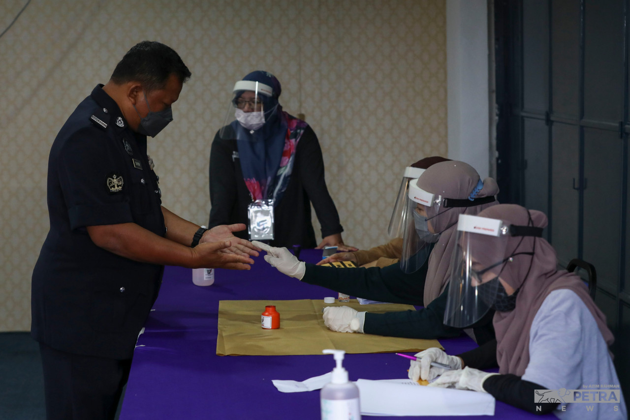 Proses pengundian awal PRN Johor dilaksanakan dengan SOP yang ketat. - Gambar Azim Abd Rahman
