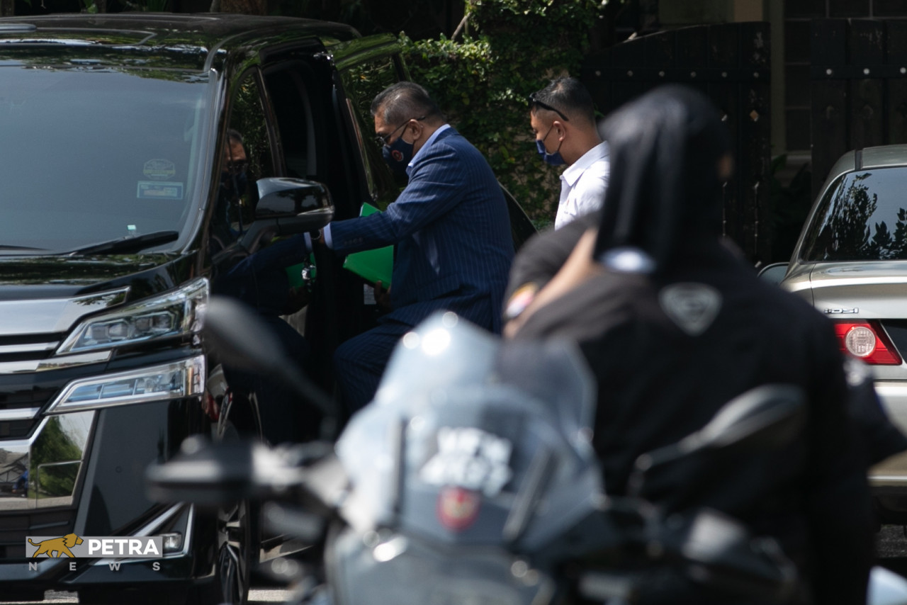 Takiyuddin beredar meninggalkan kediaman Muhyiddin selepas mengadakan pertemuan di Bukit Damansara, hari ini.