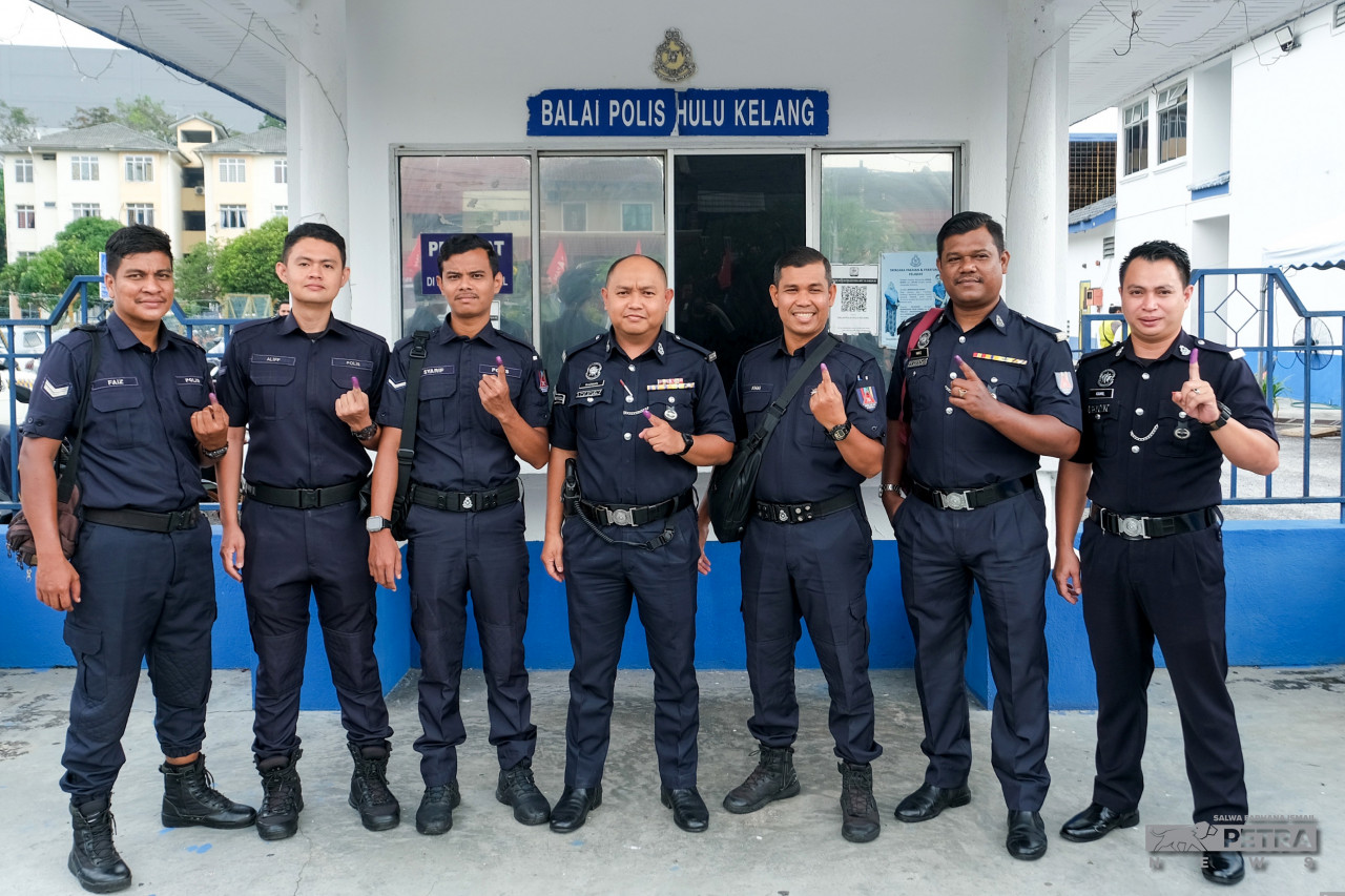 Antara anggota polis yang mengundi awal di Balai Polis Hulu Klang, pagi tadi. gambar Salwa Farhana Ismail