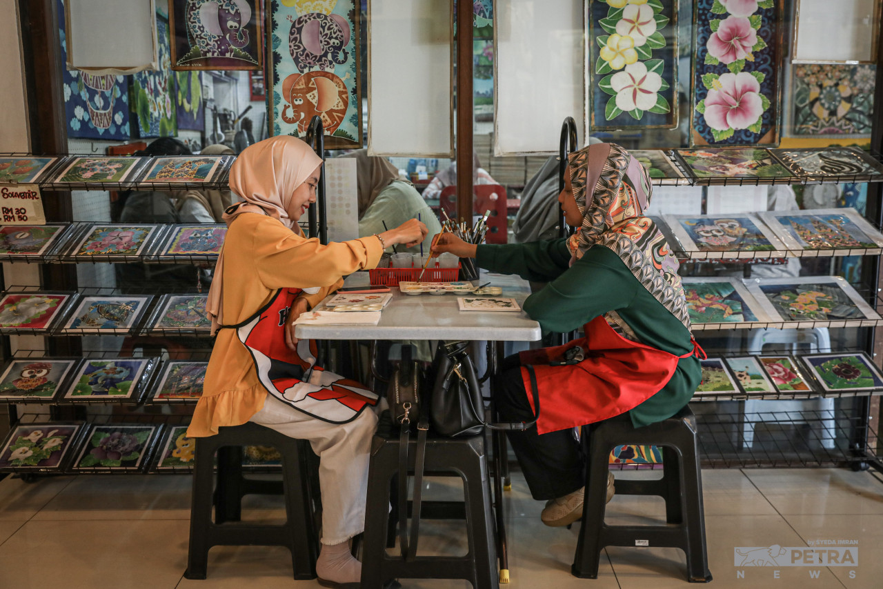 Orang ramai ingat mereka harus bertanggungjawab ke atas kesihatan diri mereka dan orang di sekeliling mereka - Gambar oleh Syeda Imran