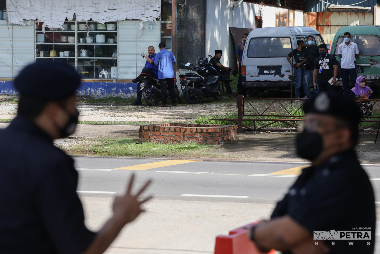 Polis berkawal di sekitar Pusat Penamaan Calon bagi memastikan calon mematuhi peraturan dan SOP yang ditetapkan.