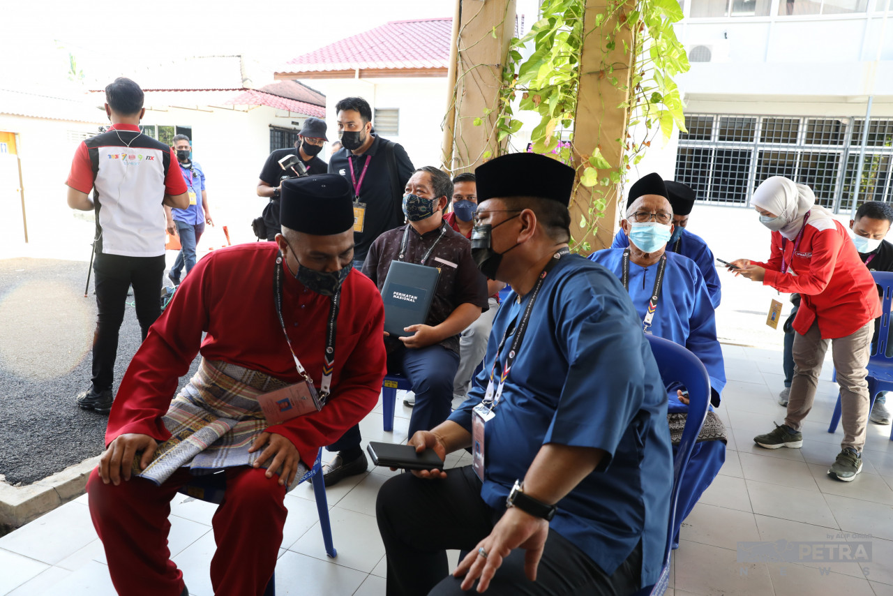 Datuk Seri Sulaiman Md Ali, berbincang dengan pencadangnya pada proses penamaan calon hari ini. - Gambar Sairien Nafis 