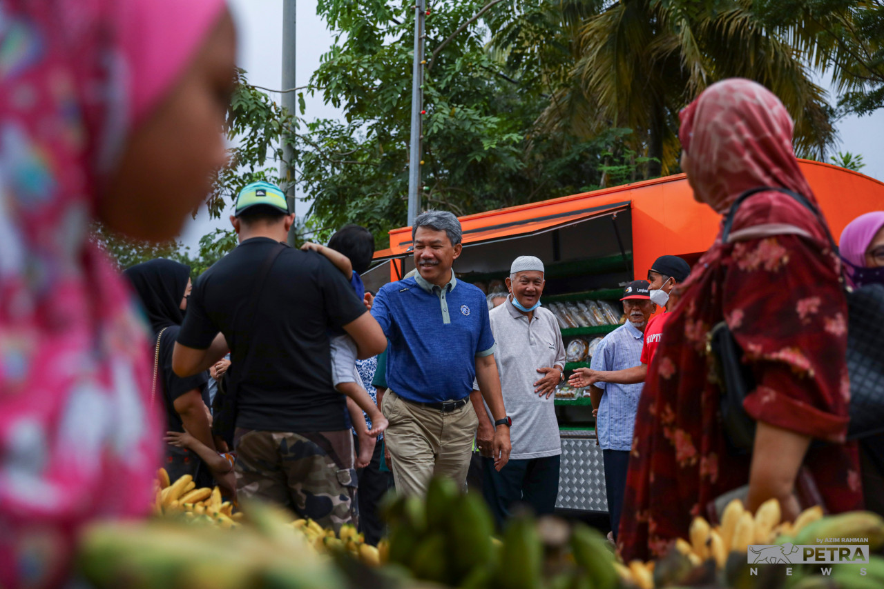 Mohamad Hasan ketika berkempen bagi kerusi Parlimen Rembau semalam.
