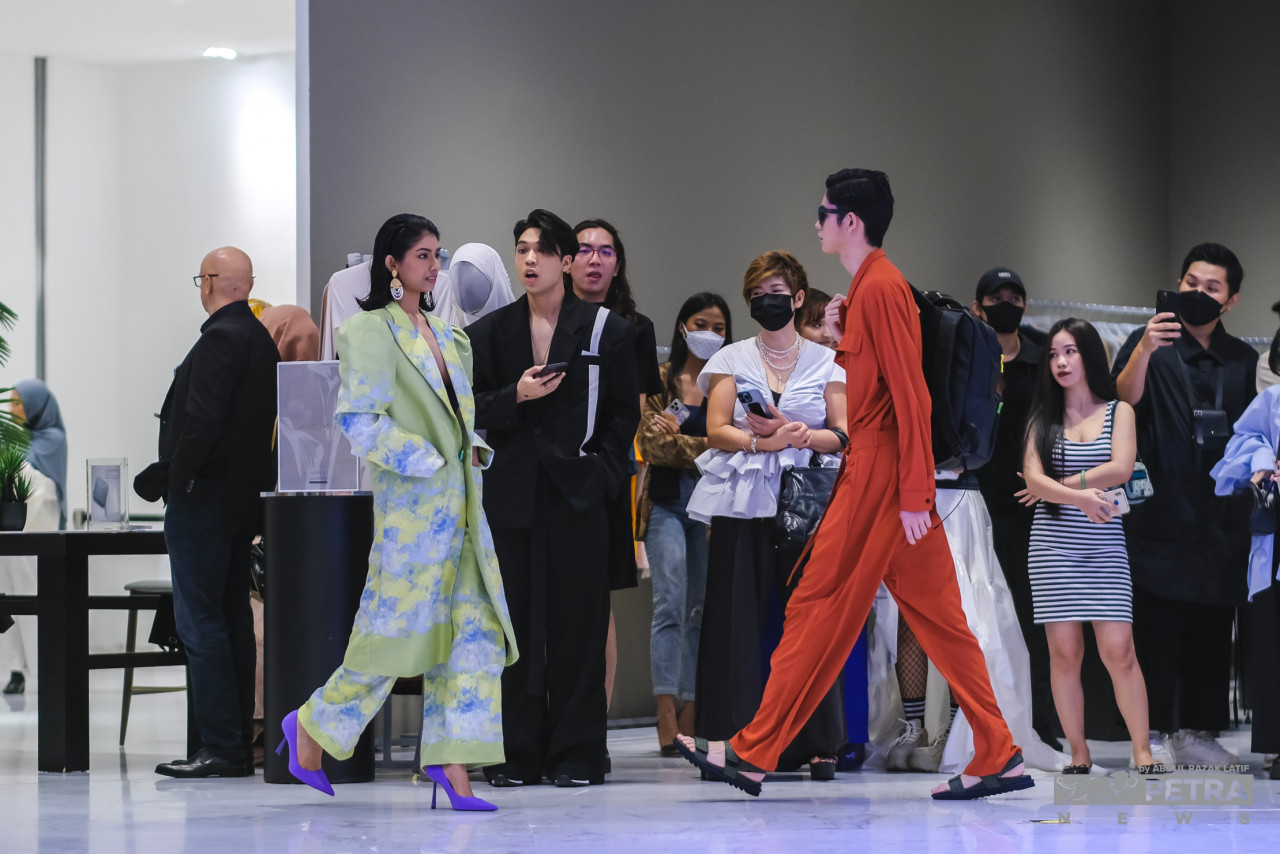 Model wanita mengenakan rekaan pereka fesyen Halim, model lelaki pula menyarung rekaan Projet 1826. Kedua-dua fesyen ini sesuai digayakan di majlis-majlis formal atau formal santai. 