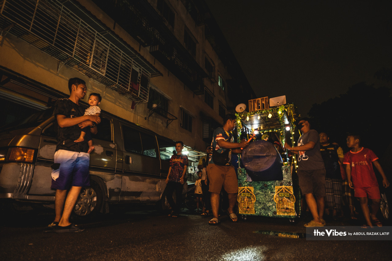 Ada yang ‘bertugas’ melaungkan ‘bangun sahur’, ada yang ambil bahagian dengan memalu rebana, ada juga yang sekadar meramaikan suasana.