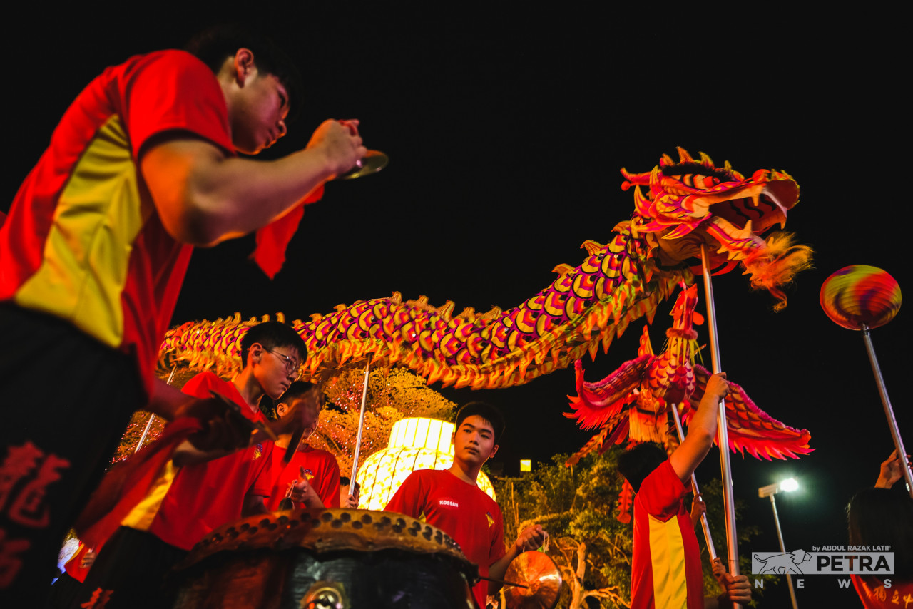 Jika anda berpeluang, jangan lupa untuk menyaksikan persembahan Tarian Naga.