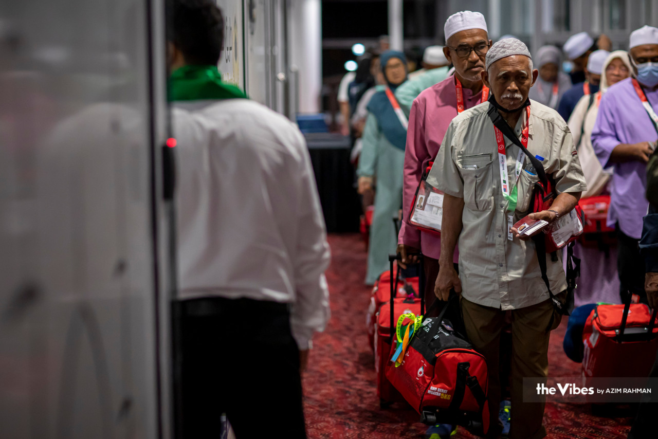 Riak wajah sayu bercampur gembira salah seorang jemaah dirakam ketika beratur untuk pemeriksaan pasport dan bagasi