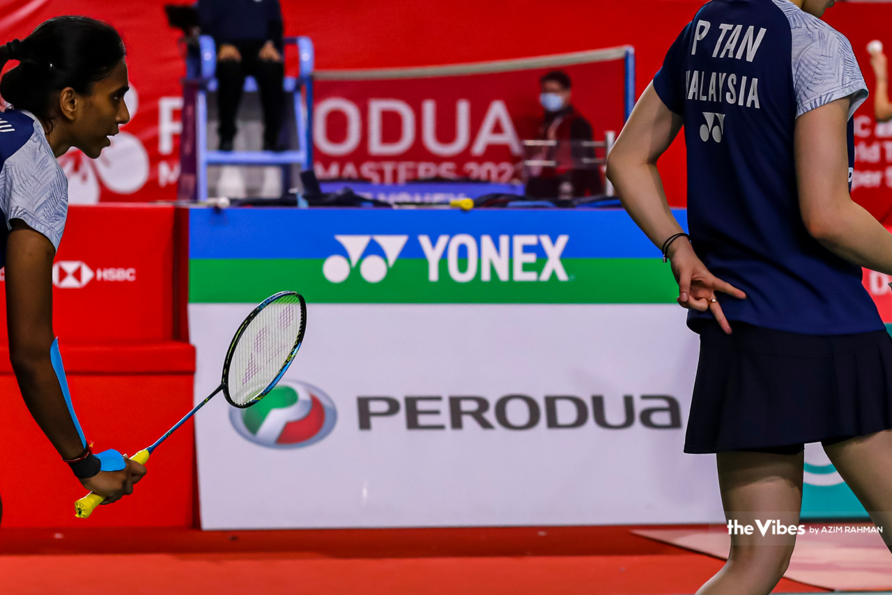 Pearly Tan- M.Thinaah membuat isyarat tangan semasa bertemu beregu wanita Bulgaria, Gabriela Stoeva dan Stefani Stoeva selepas berjaya melayak ke pusingan 16 pada Masters Malaysia 2023.