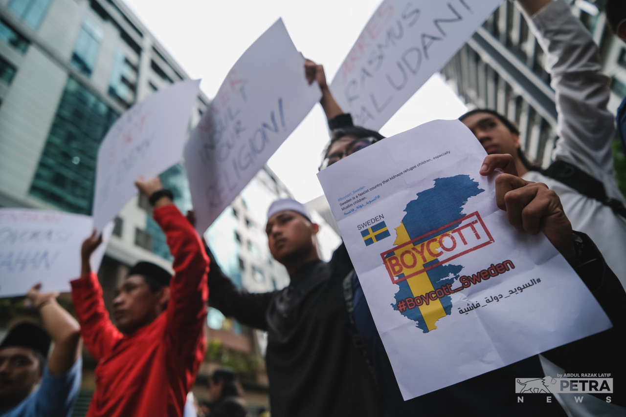 Antara mereka yang turut serta dalam demonstrasi membantah dan memboikot Sweden.