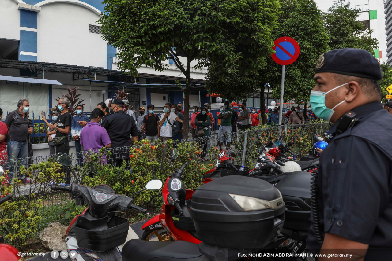 Penerima bantuan beratur di IPD Dang Wangi.