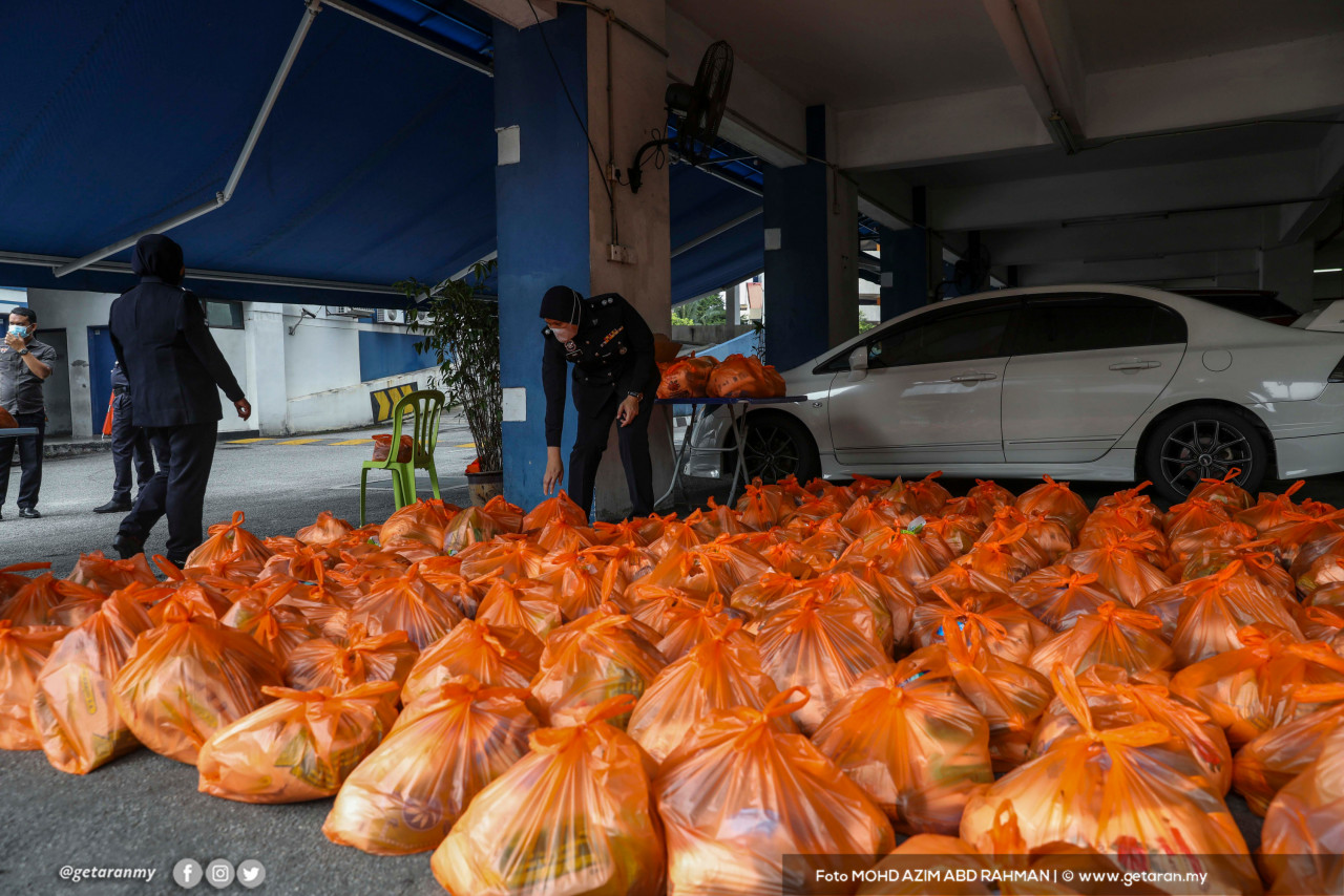 Sebanyak RM48,000 daripada hasil kutipan dana surau IPD Dang Wangi digunakan untuk membantu masyarakat sekitar yang terjejas akibat pandemik COVID..