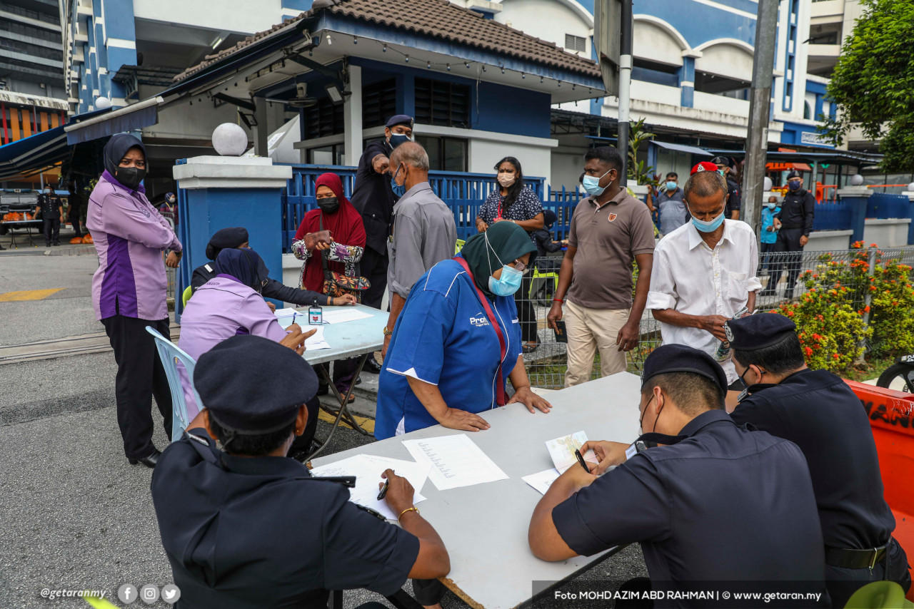 Antara penerima yang mendapatkan bantuan daripada IPD Dang Wangi.