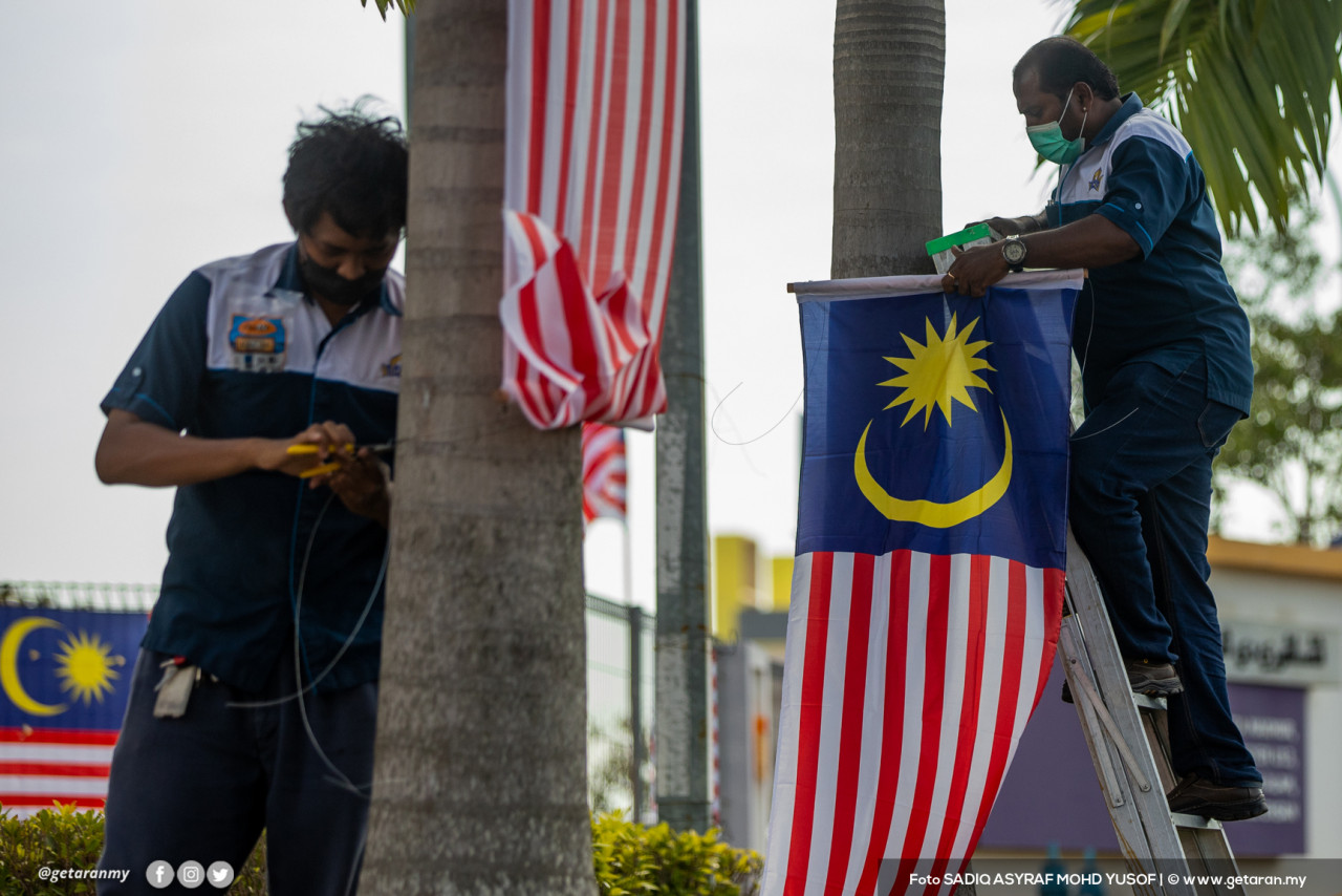 Pihak pengurusan Pangsapuri De Palma memasang bendera Jalur Gemilang di sekitar kawasan pangsapuri tersebut sempena Bulan Kemerdekaan, di Setia Alam,. - Gambar Sadiq Asyraf