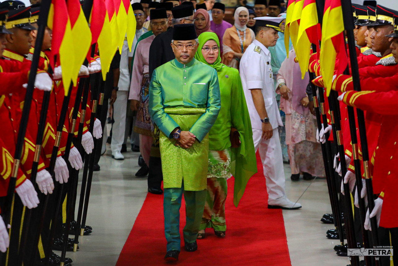 Yang di-Pertuan Agong Al-Sultan Abdullah Ri'ayatuddin Al-Mustafa Billah Shah dan Raja Permaisuri Agong Tunku Hajah Azizah Aminah Maimunah Iskandariah berkenan berangkat ke sambutan Maulidur Rasul Peringkat Kebangsaan 1444 Hijrah/ 2023 Masihi di Pusat Dagangan Dunia Kuala Lumpur (WTCKL) hari ini. - Gambar oleh Azim Rahman