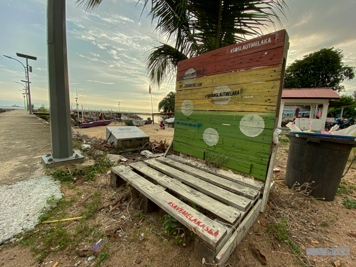 Sekitar kawasan pantai di Melaka.