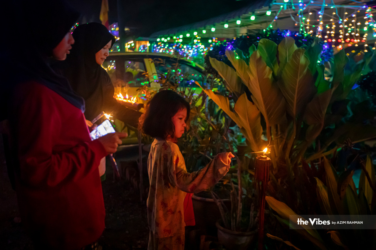 Bermain bunga api, antara aktiviti yang dinanti-nantkan oleh kanak-kanak setiap kali tibanya Aidilfitri.