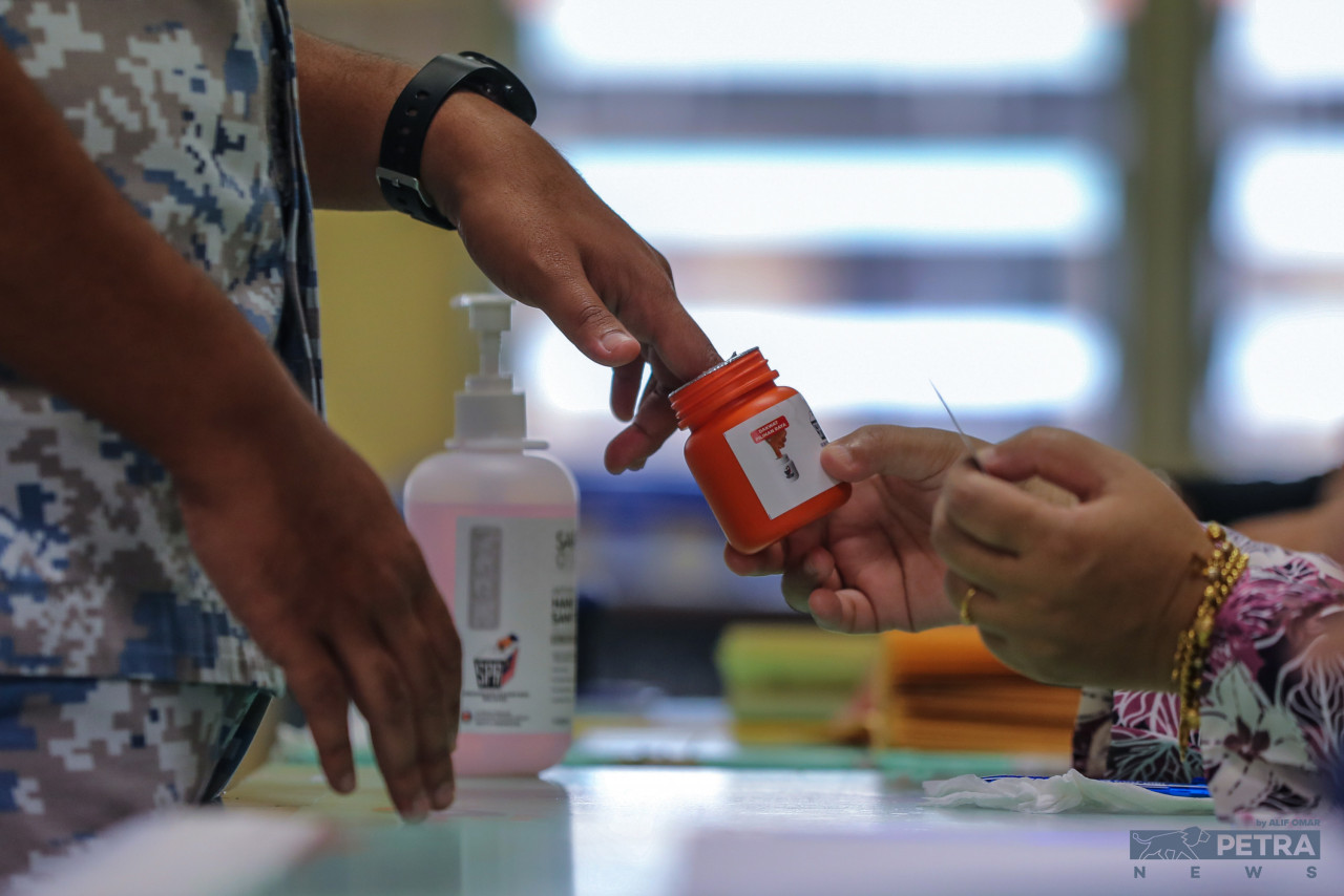 Kertas undi akan disimpan di lokap balai polis dan dikira pada Sabtu ini bermula 4 petang.