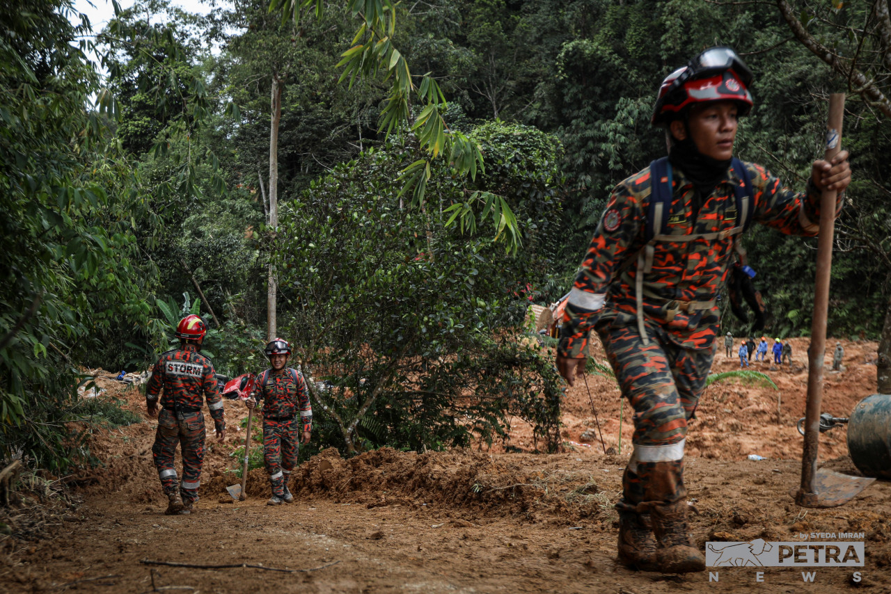 Emosi anggota JBPM bertugas adalah baik, bermotivasi dalam meneruskan operasi SAR bagi mengesan sembilan lagi mangsa tanah runtuh yang hilang.