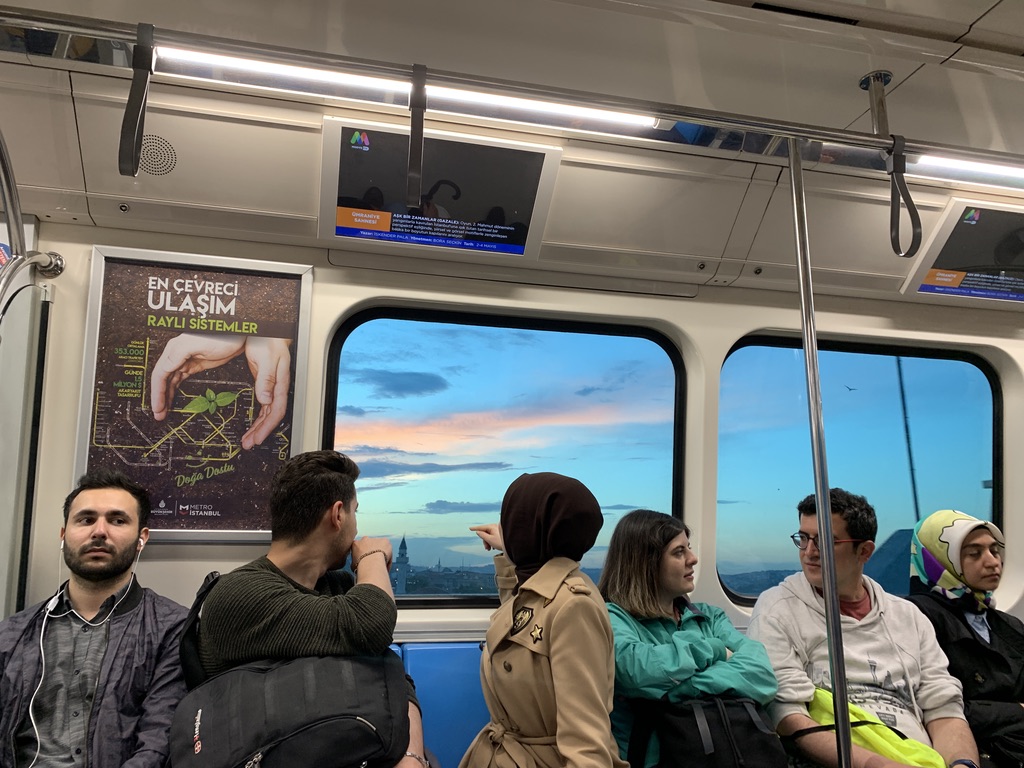 Selalunya sesi merenung akan terjadi di dalam metro kerana susunan kerusi di dalam metro yang saling bertentangan