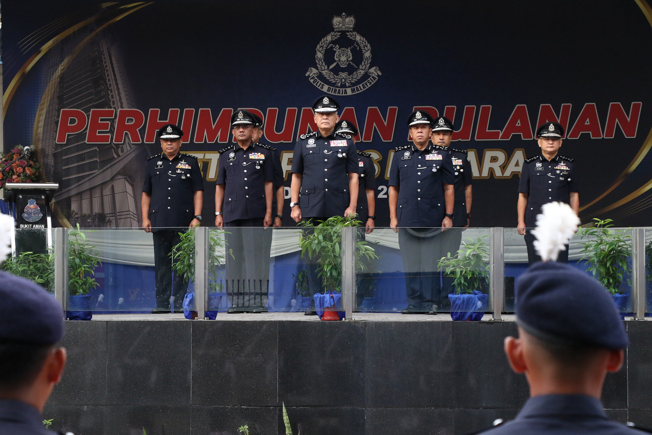 Acryl Sani (tengah) pada majlis Perhimpunan Bulanan PDRM.