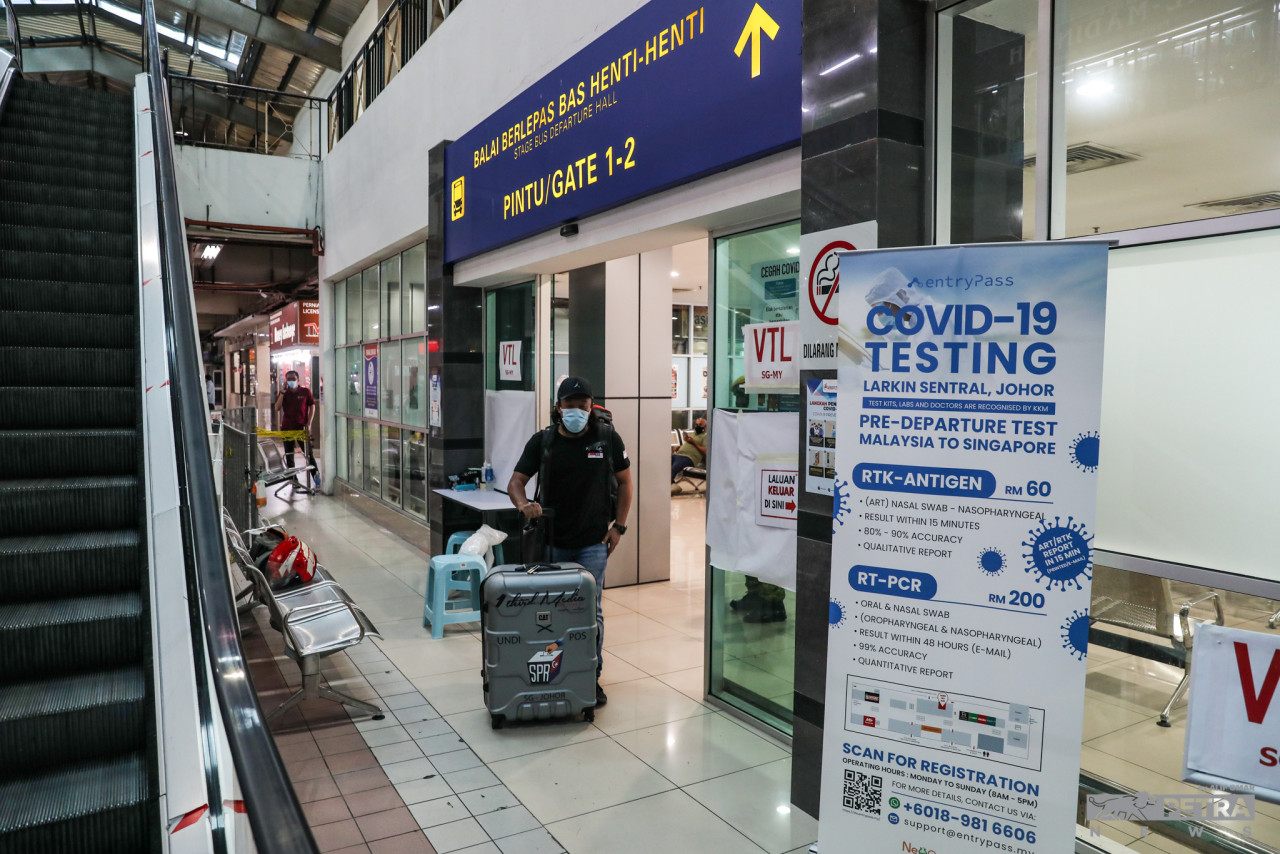 Mohd Hafeez A Jaz tiba di Larkin Sentral sambil membawa kertas undi pos pengundi di seberang tambak. 