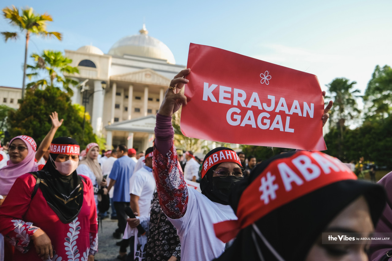 Penyokong Muhyiddin telah berkumpul di Kompleks Mahkamah Kuala Lumpur sejak 7 pagi tadi.