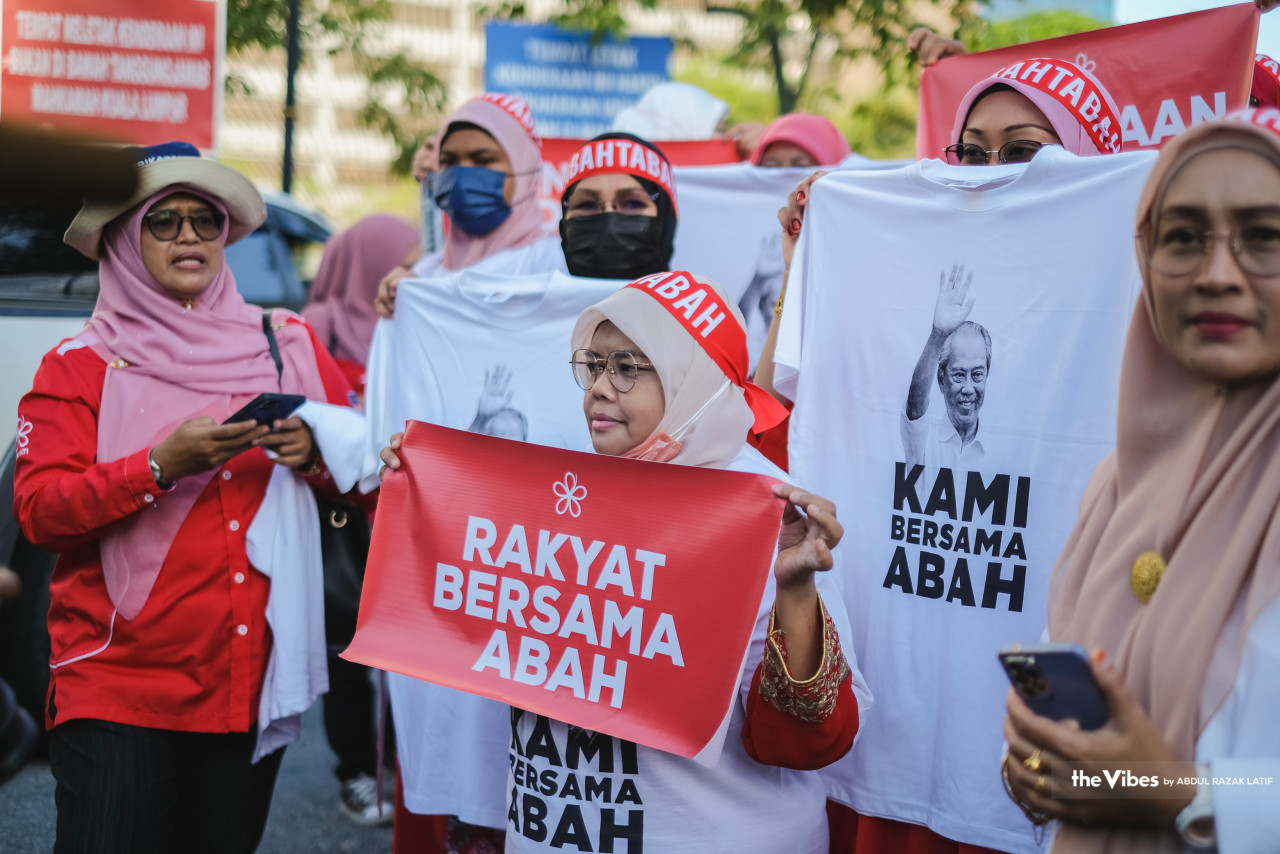 Sebahagian penyokong Muhyiddin yang hadir pagi ini.