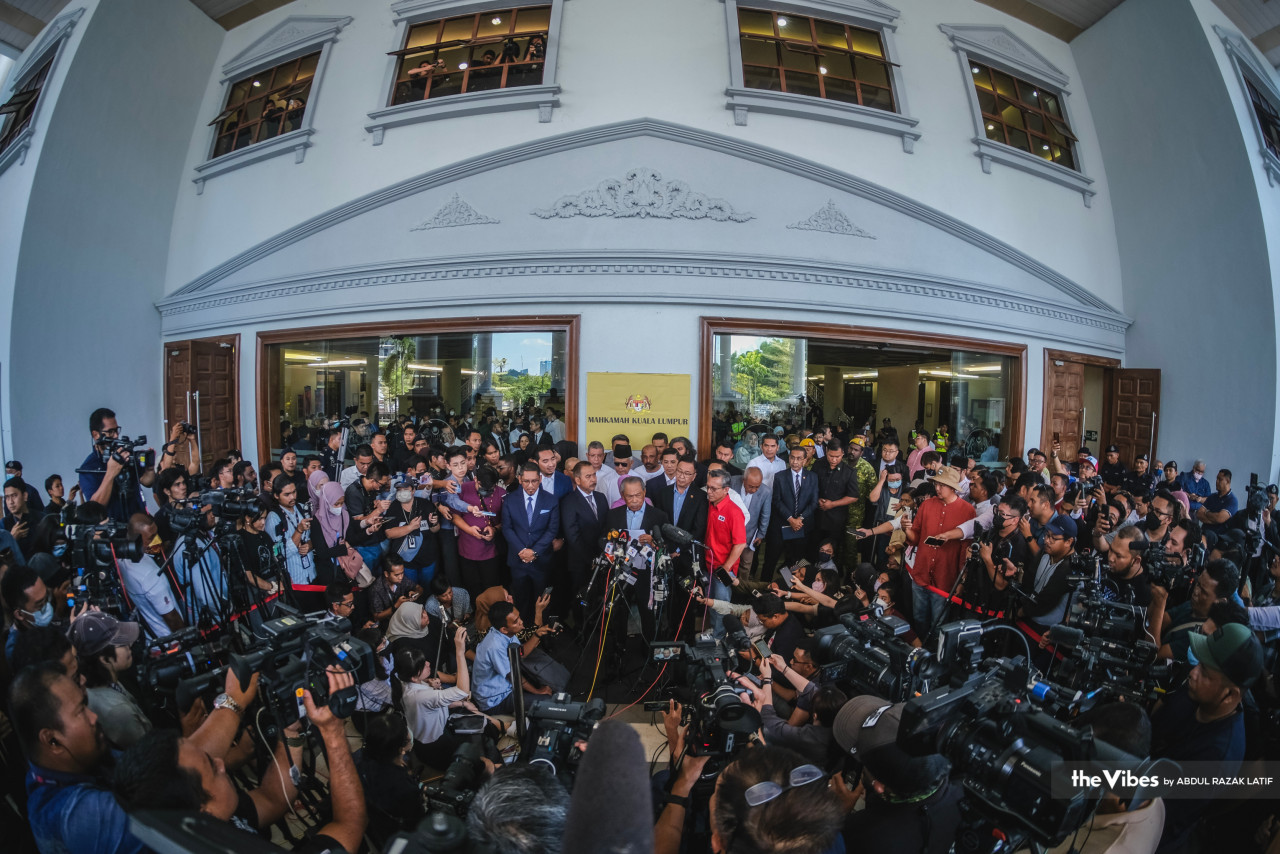Muhyiddin pada sidang media di luar mahkamah.