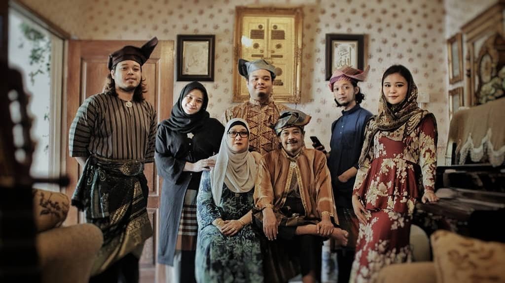 Allahyarham Mamat dan Intan bersama anak-anak.