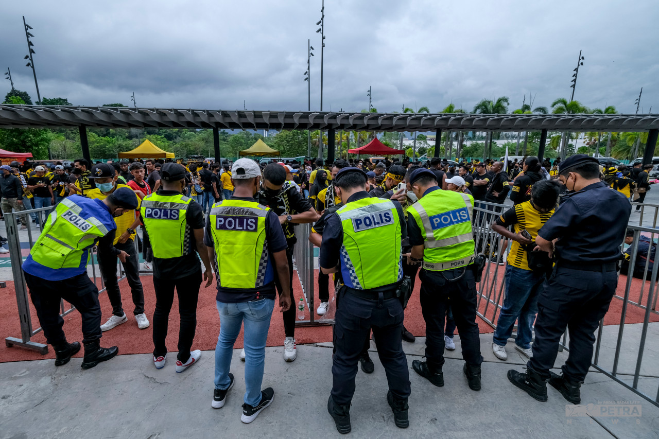 Pintu pagar Stadium Nasional telah dibuka kepada penonton seawal satu lagi perlawanan Kumpulan E antara Bangladesh dan Turkmenistan yang bermula pada 5.15 petang.