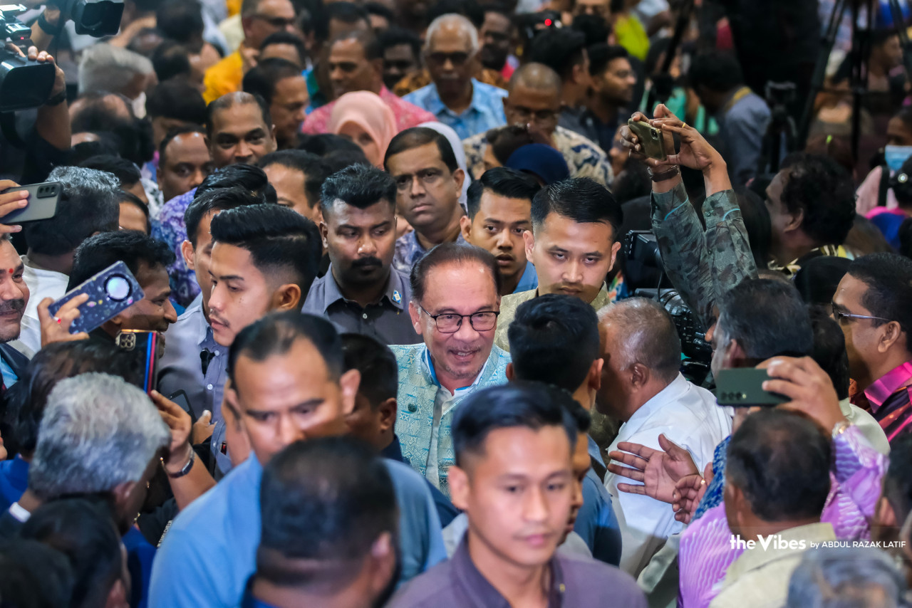 Anwar disambut meriah ketika hadir pada Program Hala Tuju Pembangunan Pendidikan dan Masa Depan Masyarakat India bersama Perdana Menteri di sini, hari ini. - Gambar oleh Abdul Razak Latif