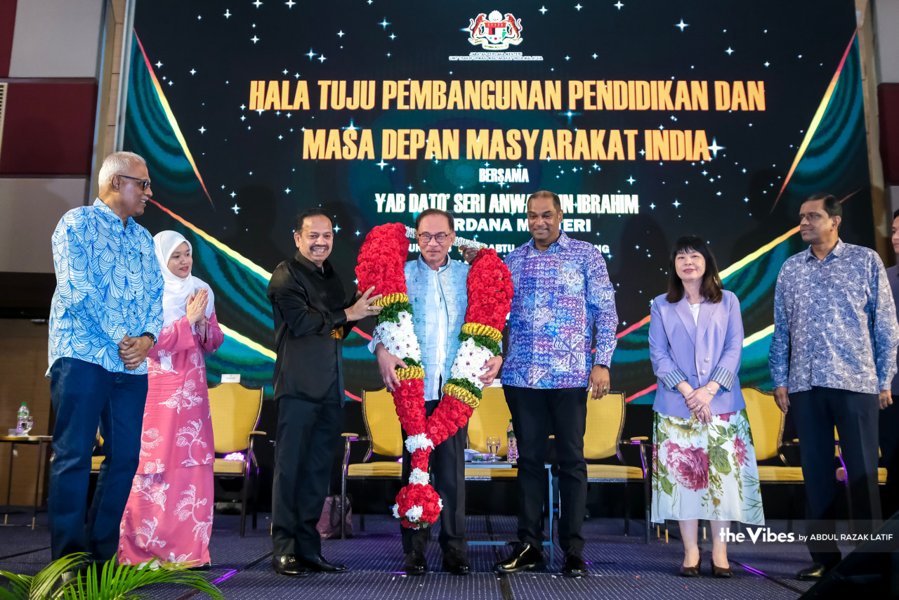 Anwar dikalungkan bunga malai oleh R Ramanan (kanan) dan Vigneswaran (kiri) pada program Hala Tuju Pembangunan Pendidikan dan Masa Depan Masyarakat India bersama Perdana Menteri di sini, hari ini. - Gambar oleh Abdul Razak Latif