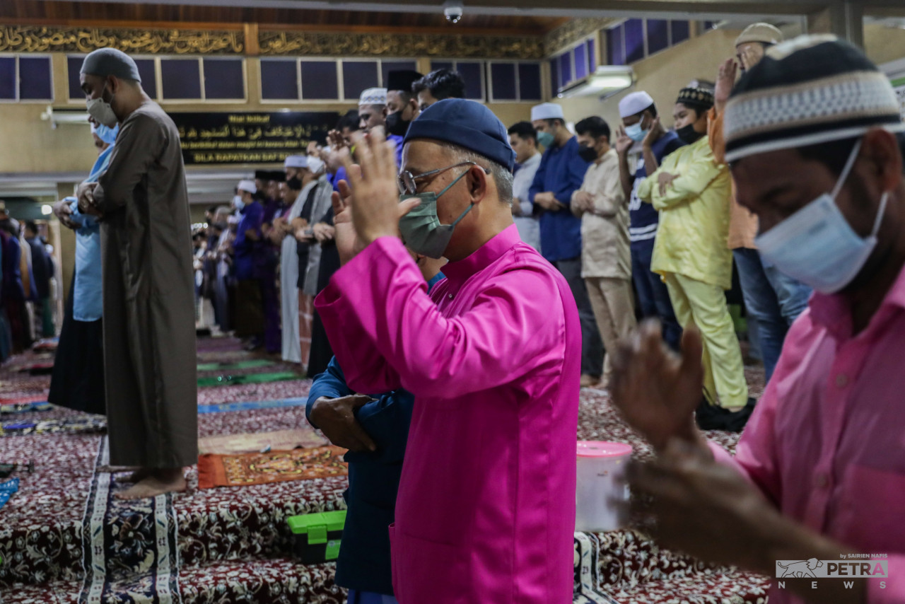Suasana solat sunat Aidiladha di Masjid Al-Azhariah Seksyen 18, Shah Alam. Saf dirapatkan selaras dengan peralihan negara ke dalam fasa endemik - Gambar oleh Sairien Nafis