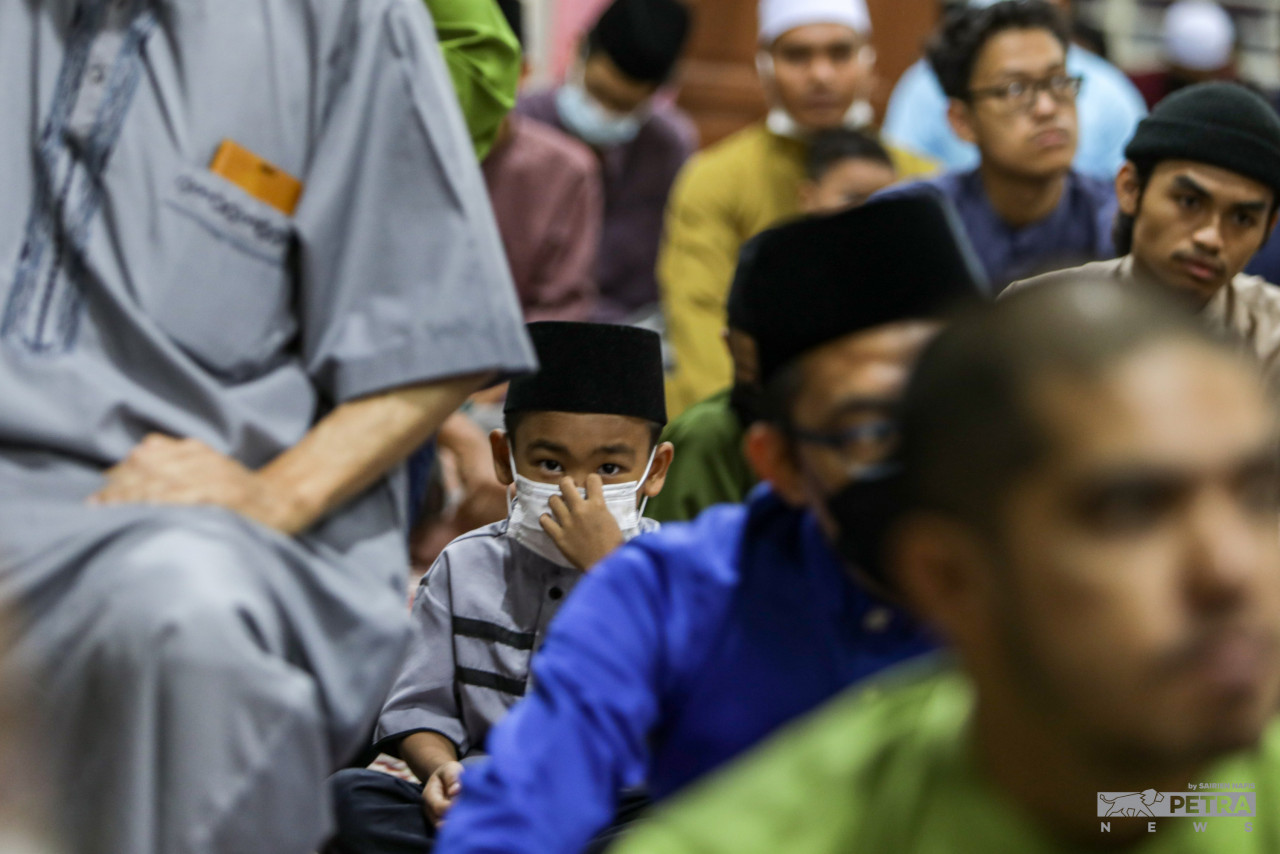 Jemaah Masjid Al-Azhariah Seksyen 18 mendengar khutbah selepas menunaikan solat sunat Aidiladha hari ini - Gambar oleh Sairien Nafis