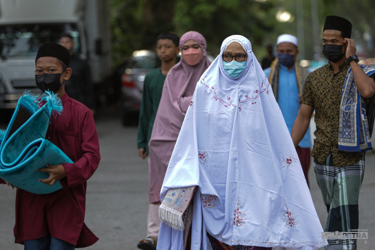 Umat Islam hadir menunaikan solat sunat Aidiladha secara berjemaah ketika tinjauan di Masjid Al-Azhariah Seksyen 18, Shah Alam hari ini - Gambar oleh Sairien Nafis