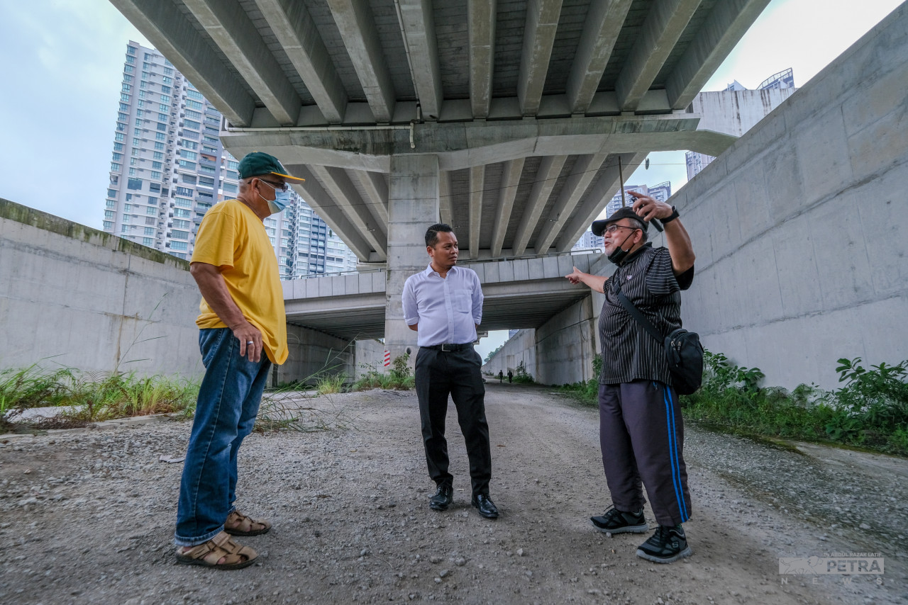 Harun (kanan) memaklumkan beberapa kemalangan telah berlaku sebelum ini disebabkan keadaan jalan terbabit. - Gambar oleh Abdul Razak Latif