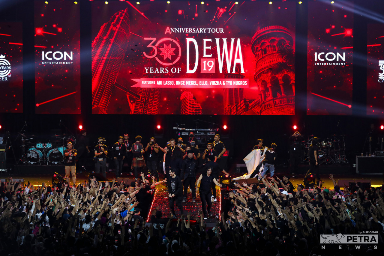 Konsert istimewa ini turut menampilkan mantan pemain dram Dewa 19, Tyo Nugros