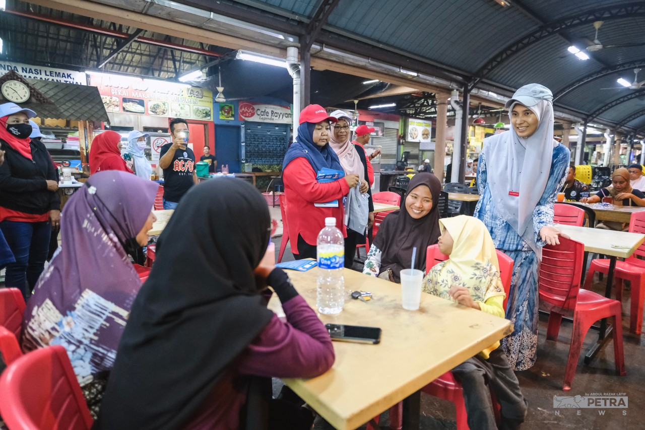 Nurul Izzah (kanan) ketika berkempen bagi kerusi Parlimen Permatang Pauh, minggu lalu. - Gambar oleh Abdul Razak Latif