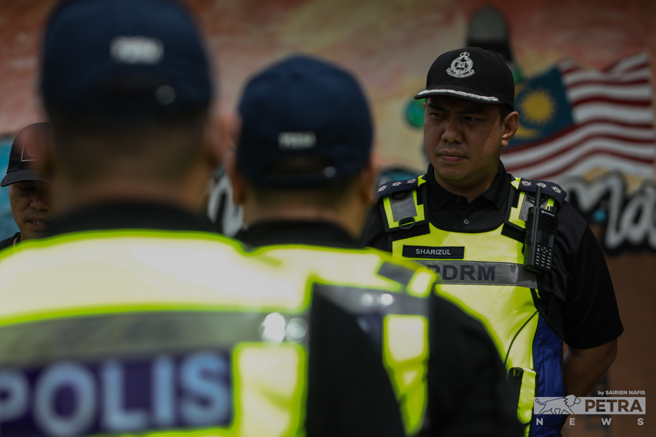 Anggota polis mengadakan kawalan di Pusat Penamaan Calon untuk Parlimen Gombak. - Gambar oleh Sairien Nafis