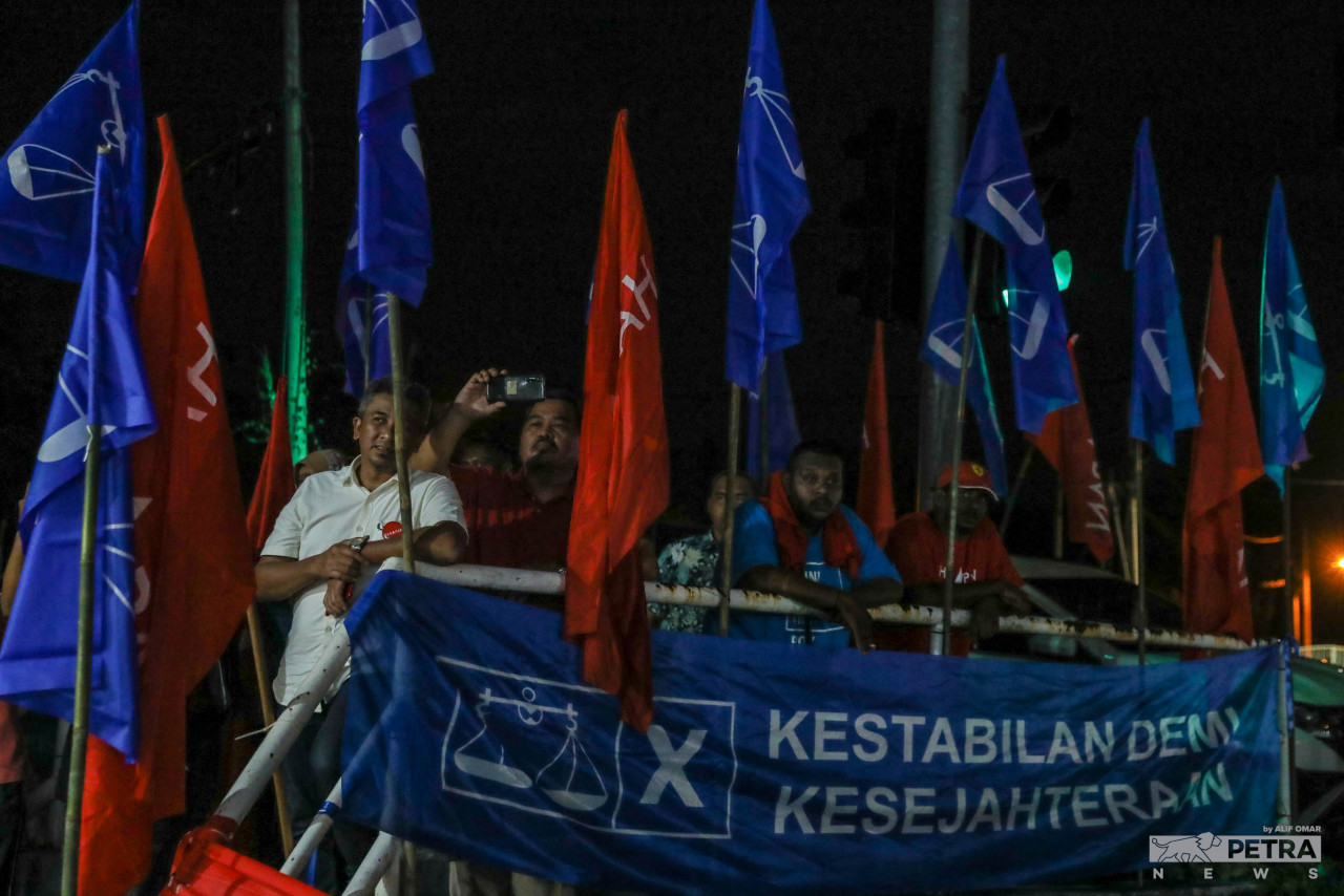 Orang ramai mendengar ceramah Nurul Izzah Anwar di Arena Bagan Pasir. - Gambar oleh Alif Omar