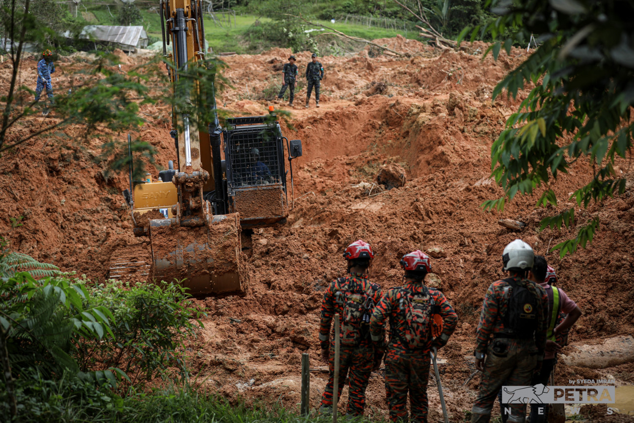 Operasi SAR ditangguhkan kira-kira 9.30 malam tadi berikutan keadaan cuaca buruk.