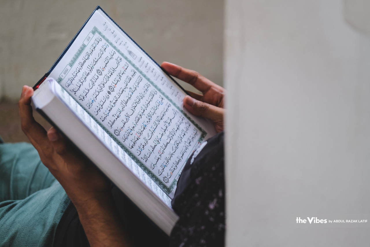 Membaca Al-Quran antara aktiviti yang lazim dilakukan bagi menghidupkan 2/3 malam di bulan Ramadan. - Gambar oleh Abdul Razak Latif