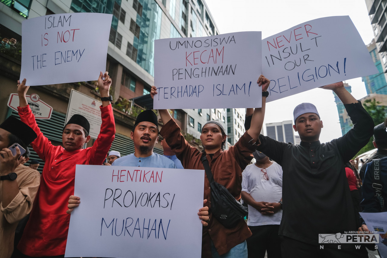 'Hentikan Provokasi Murahan' antara sepanduk yang dibawa oleh mereka yang menyertai bantahan ini.