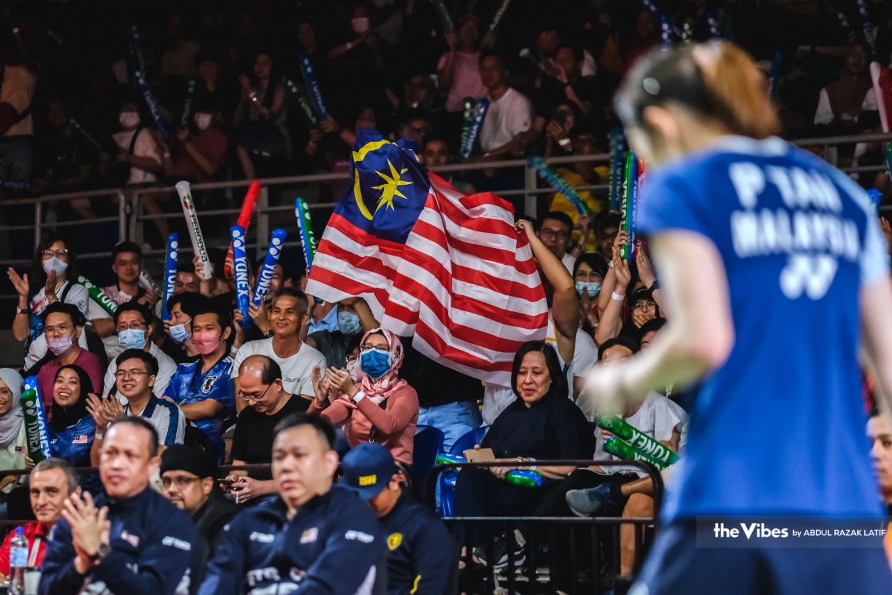 Penonton memberikan sokongan kepada pasangan Pearly Tan-M.Thinaah.