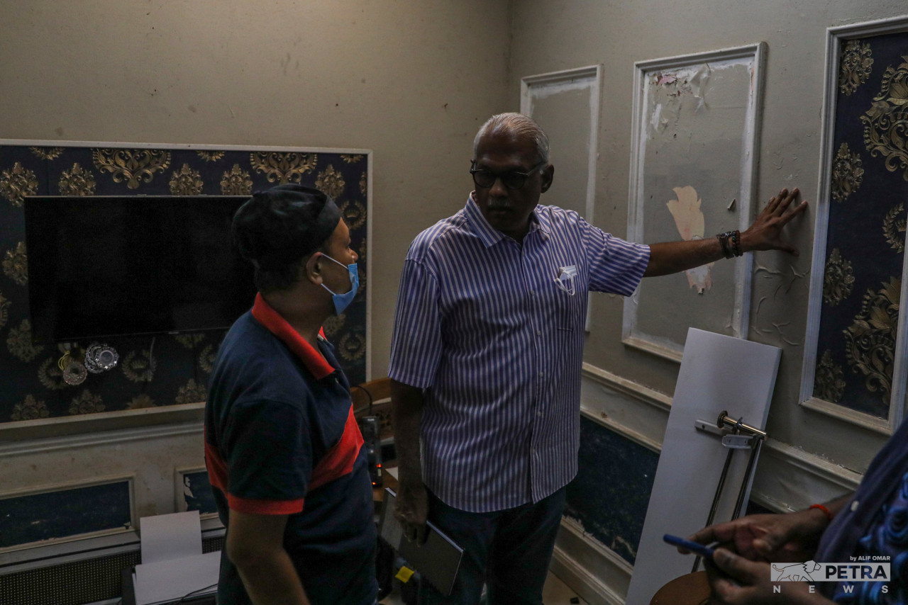Charles Santiago melihat keadaan rumah Zainuddin yang dinaiki air, Disember lalu.