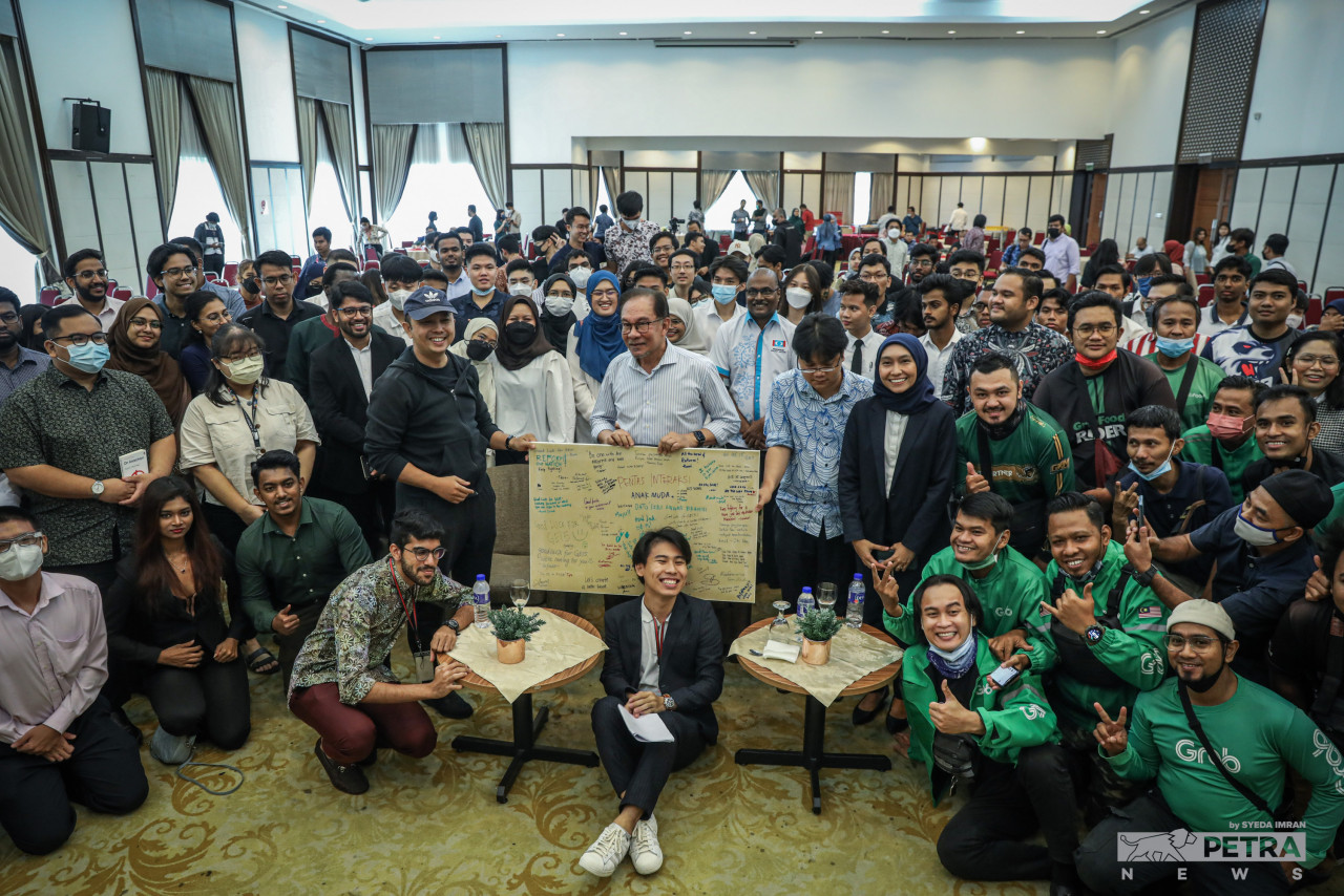 Anwar Ibrahim bergambar bersama penyokongnya pada program Pentas Interaksi Anak MUDA, semalam.